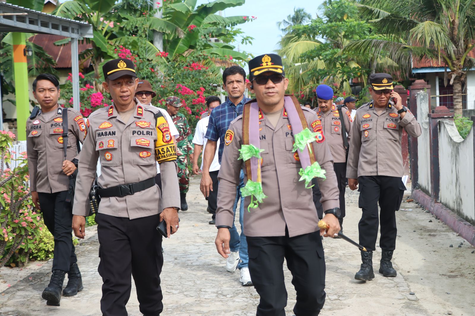 Disambut Tarian Adat di Pasimarannu, Kapolres Selayar Dorong Program Ketahanan Pangan