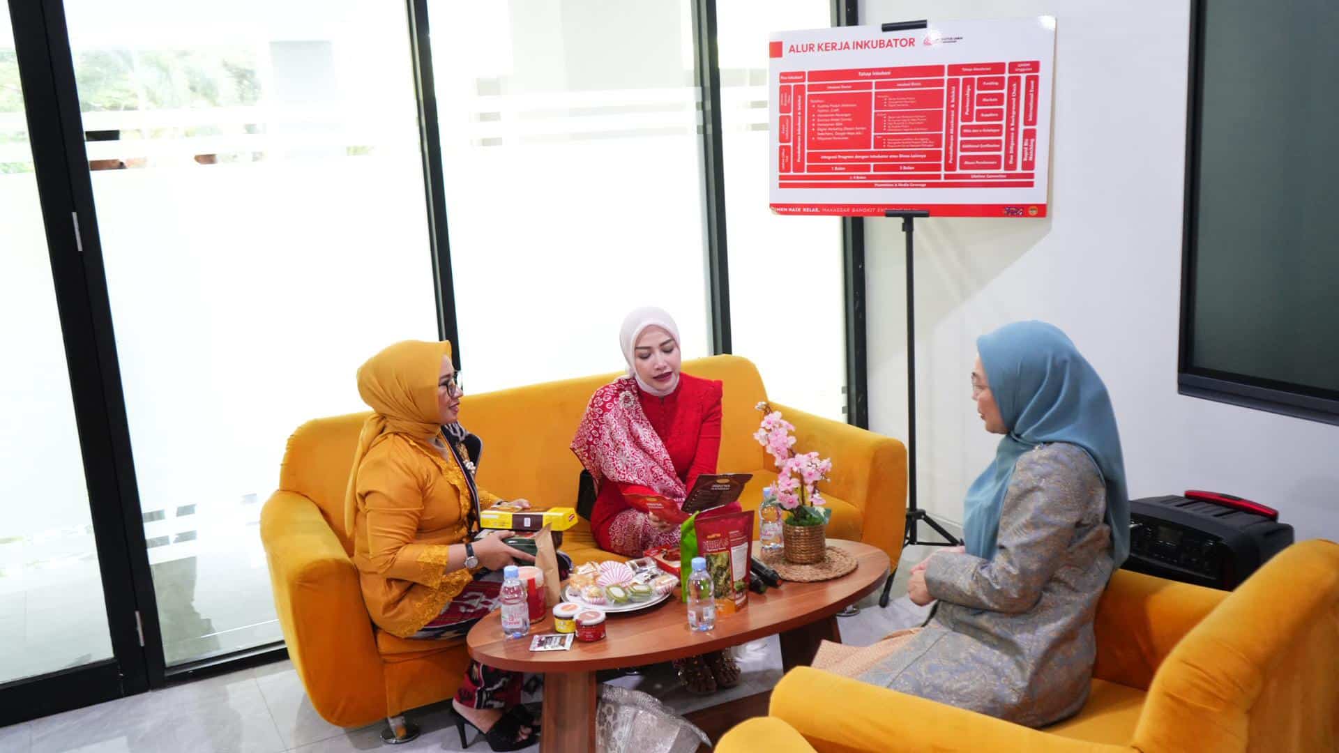 Melinda Aksa dan Aliyah Mustika Kompak Perlihatkan Potensi Lokal ke Ketua Bhayangkari Makassar