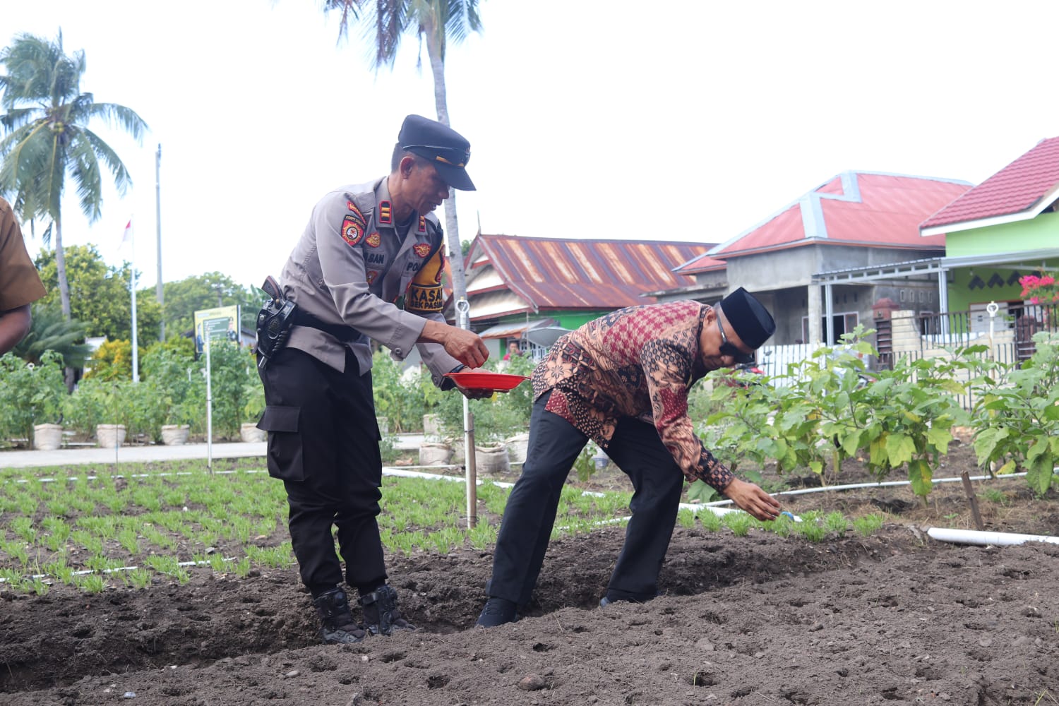 Tanam Sayur di Polsek Pasimarannu, Bupati Natsir Ali Apresiasi Program Ketahanan Pangan Polres Selayar