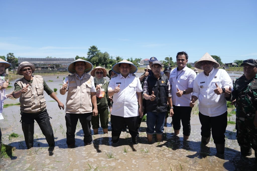Wali Kota Munafri Bareng Warga Makassar Tanam Padi Diwaktu Gerak Presiden Prabowo Menanam