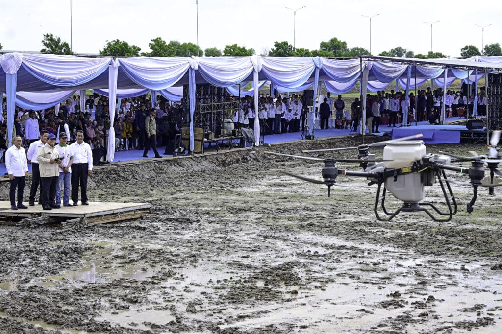 Presiden Prabowo Tebar Benih Padi Dengan Teknologi Drone Pertanian