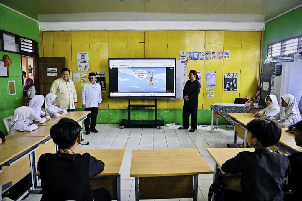 Hadiri Peringatan Hardiknas, Presiden Prabowo Saksikan Demonstrasi Pembelajaran dengan Teknologi Smart Board