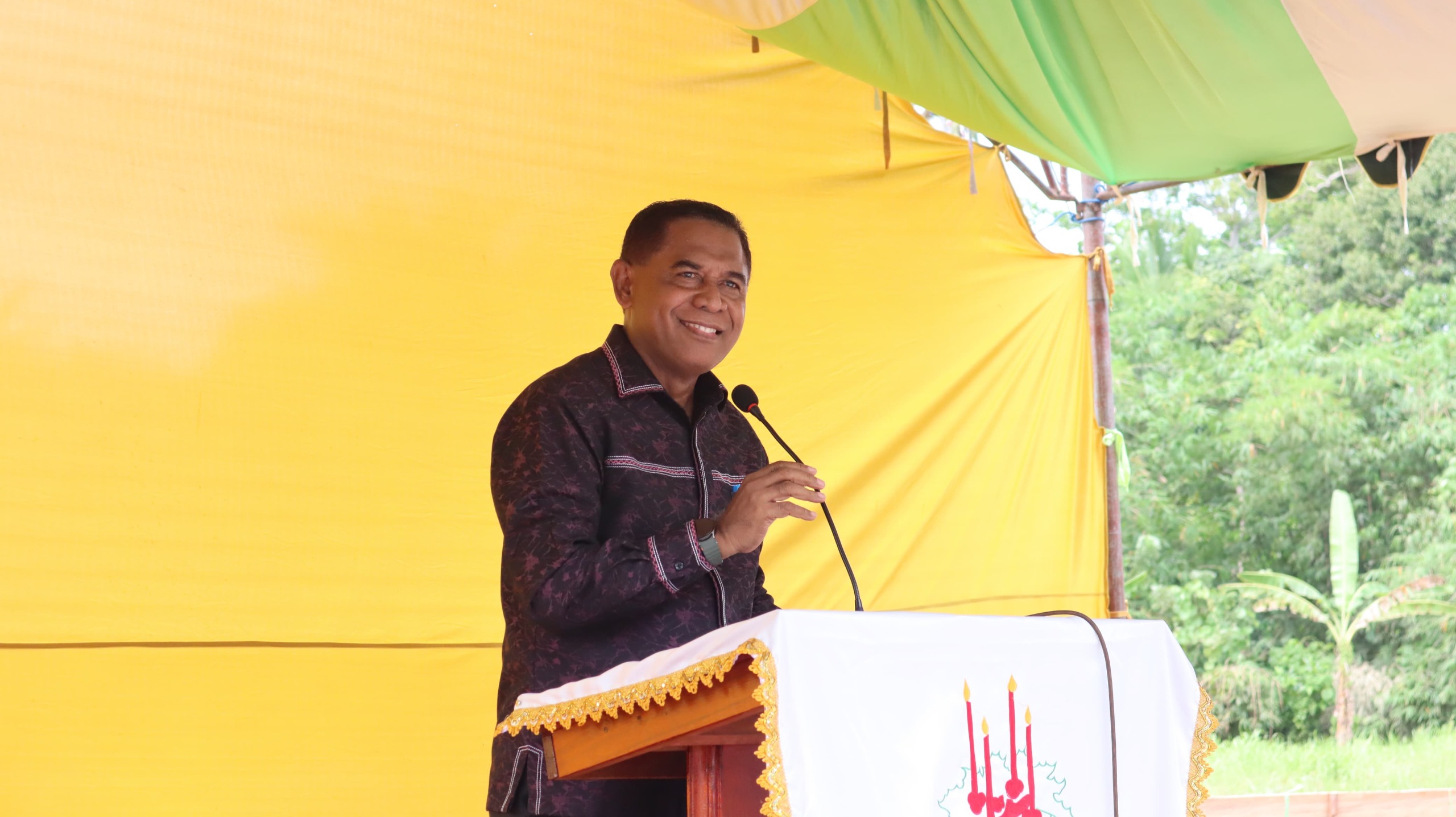 WAKILI GUBERNUR MALUKU, LOHY HADIRI PELETAKAN BATU PENJURU PEMBANGUNAN GEDUNG GEREJA BARU JEMAAT GPM AIR BESAR SERAM UTARA