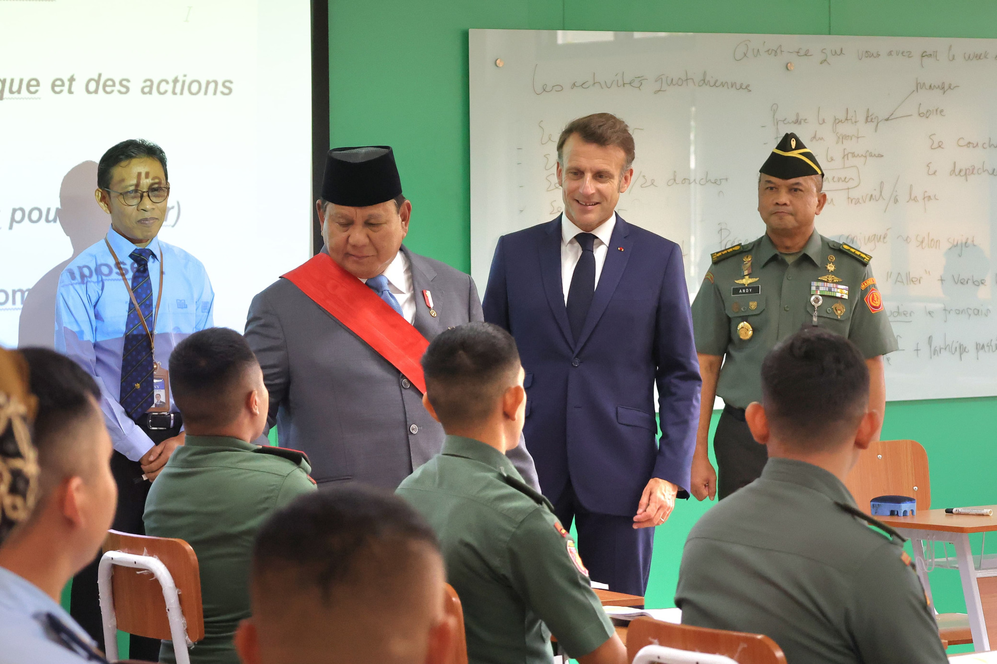 Menhan Sjafrie Dampingi Presiden RI dan Presiden Prancis, Tinjau Laboratorium Bahasa Prancis di Akmil