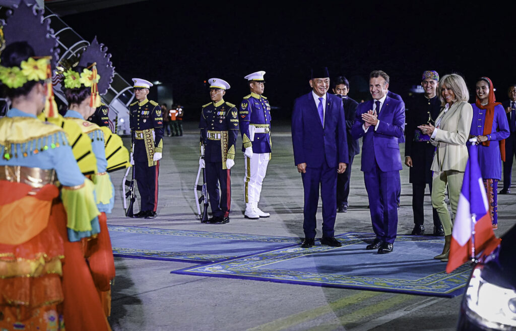Presiden Macron Tiba di Jakarta, Apresiasi Keindahan Indonesia dan Persahabatan dengan Presiden Prabowo