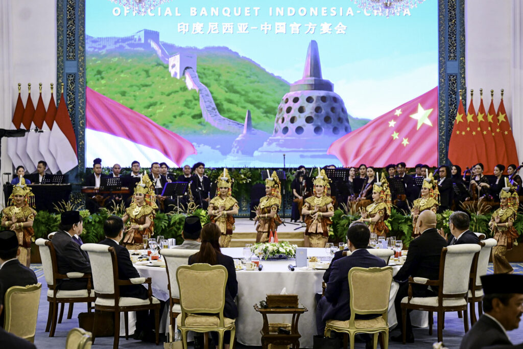 Presiden Prabowo Jamu Premier Li Qiang dalam Santap Resmi Penuh Kehangatan dan Seni Budaya di Istana Negara