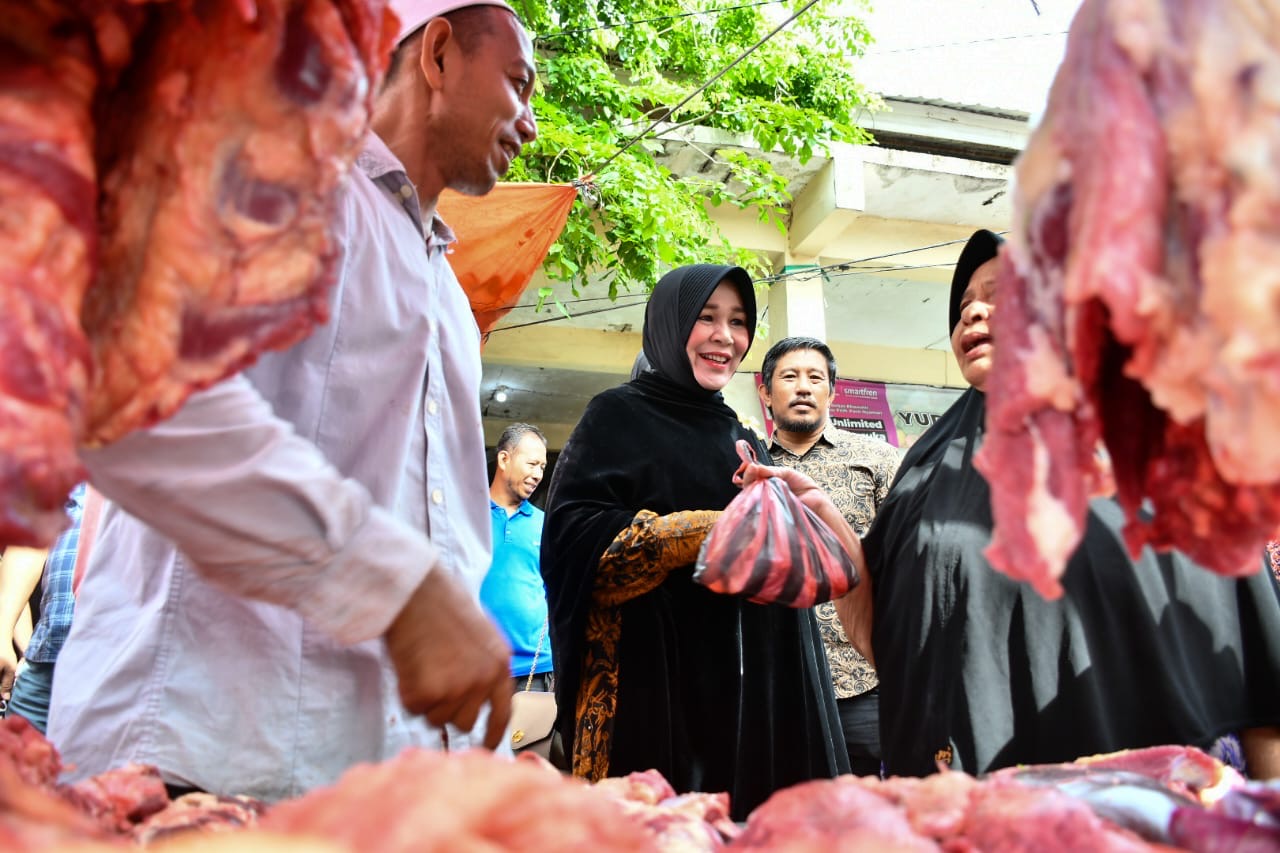 Harga Daging dan Sembako Stabil, Wali Kota Illiza Belanja di Pasar Ateuk Pahlawan
