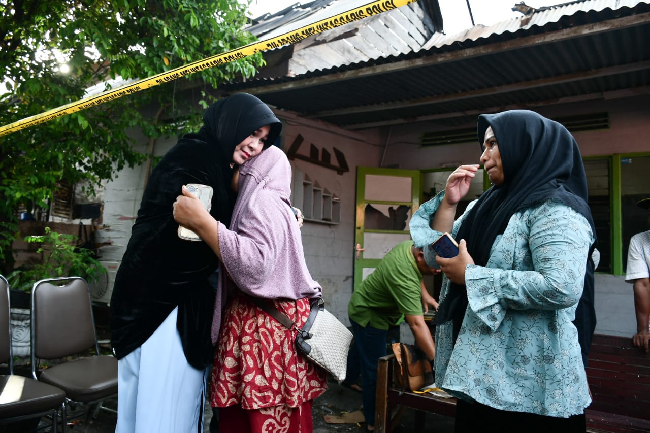 Wali Kota Serahkan Bantuan Masa Panik untuk Korban Kebakaran di Ateuk Pahlawan