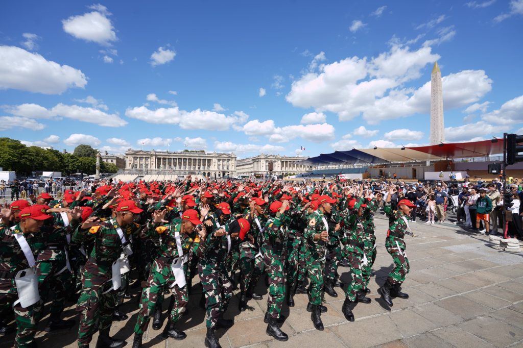 Kontingen Satgas Patriot II Latihan Kesenian, Marching Band Akademi TNI Tuai Apresiasi Meriah dari Masyarakat Paris
