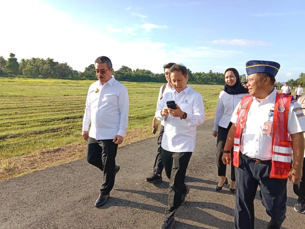 MENKES RI DISAMBUT GUBERNUR DI BANDARA PATTIMURA AMBON