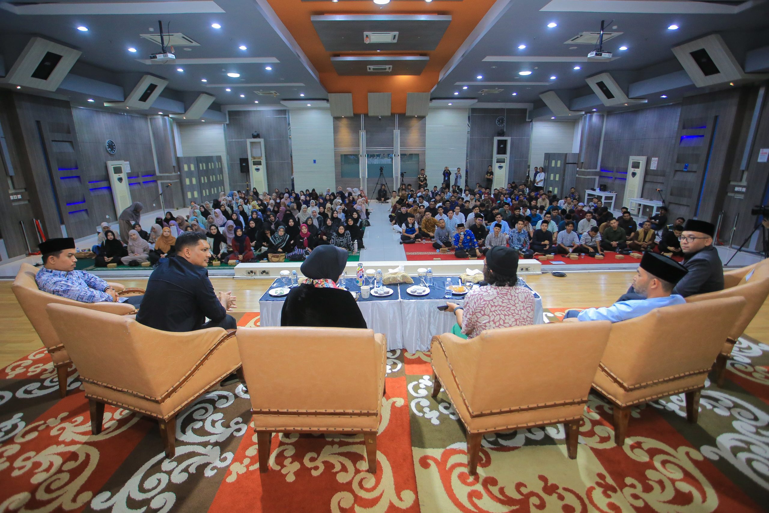 Sharing Idea Bersama Ustaz Hanan Attaki, Wali Kota Illiza Harap Kaum Muda Sebarkan Kebaikan