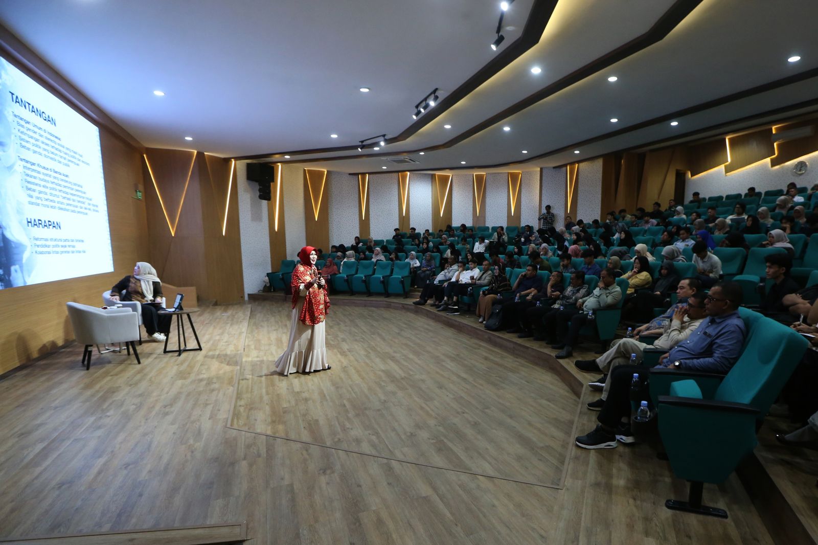 Illiza Isi Kuliah Umum Kepemimpinan Perempuan di UII Yogyakarta 