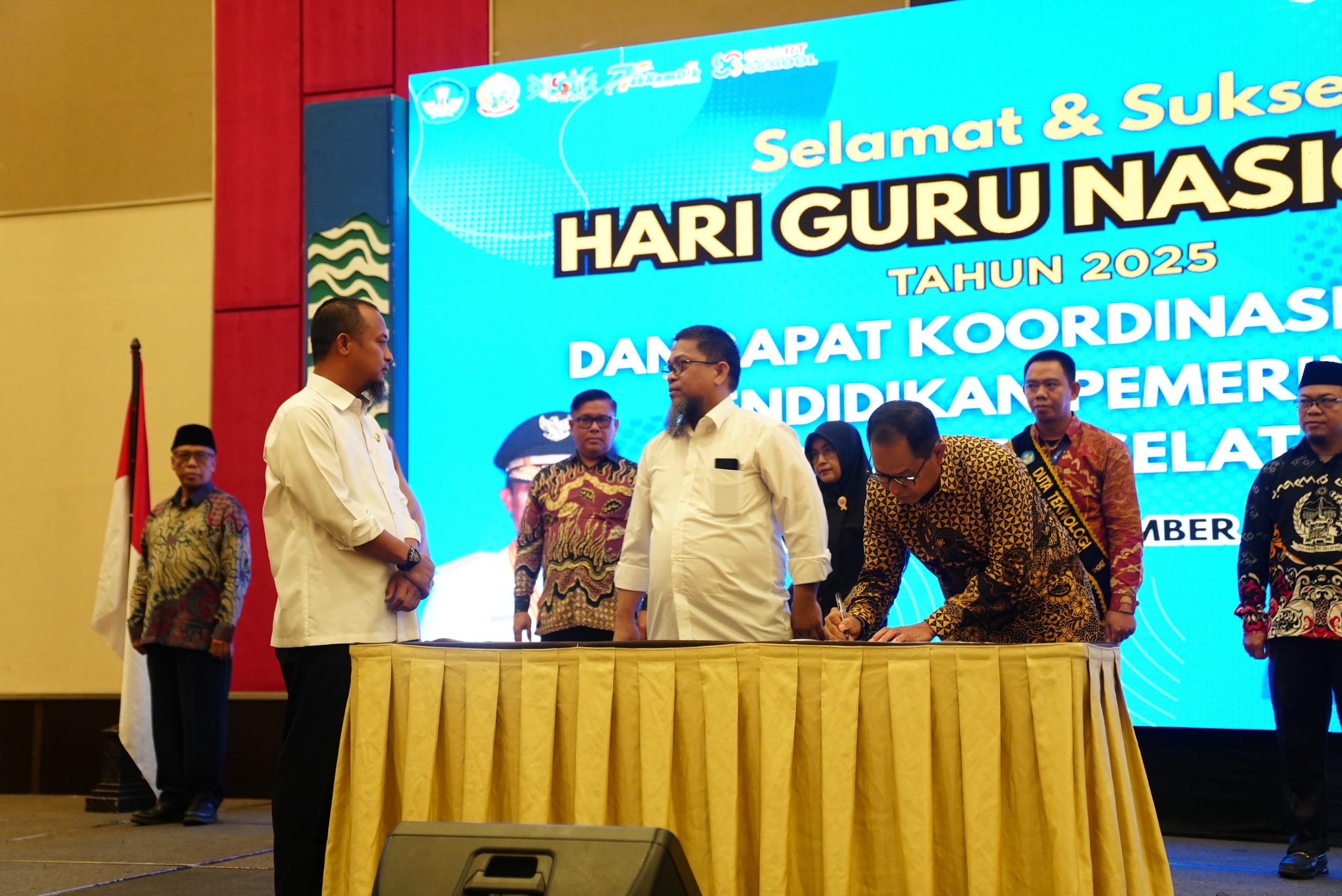 Puncak Hari Guru Nasional 2025 dan Seminar Pendidikan Sulsel Berlangsung Meriah, Gubernur Andi Sudirman Sulaiman: “Guru adalah Penjaga Peradaban”