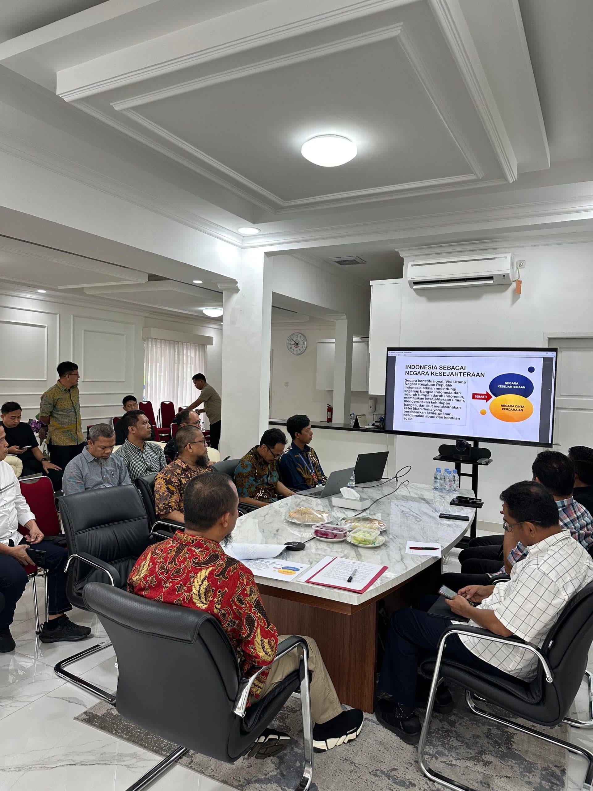 Gubernur Sulsel Pimpin Rapat Perdana Pasca Pelantikan, Tekankan Efisiensi Anggaran dan Peningkatan Pelayanan Publik