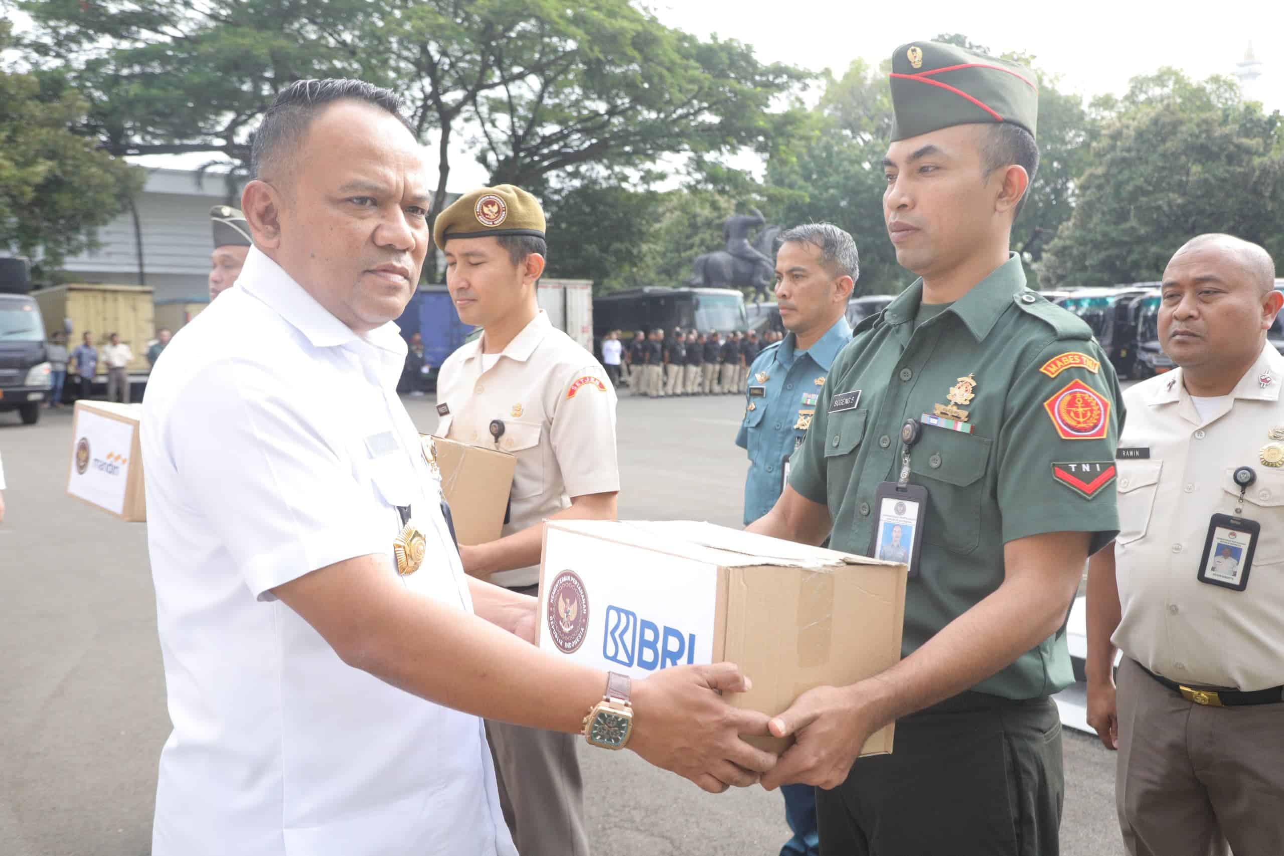 Kapuslapbinkuhan Wakili Sekjen Kemhan Menerima Secara Simbolis Penyerahan Paket Sembako Idul Fitri 1446 H