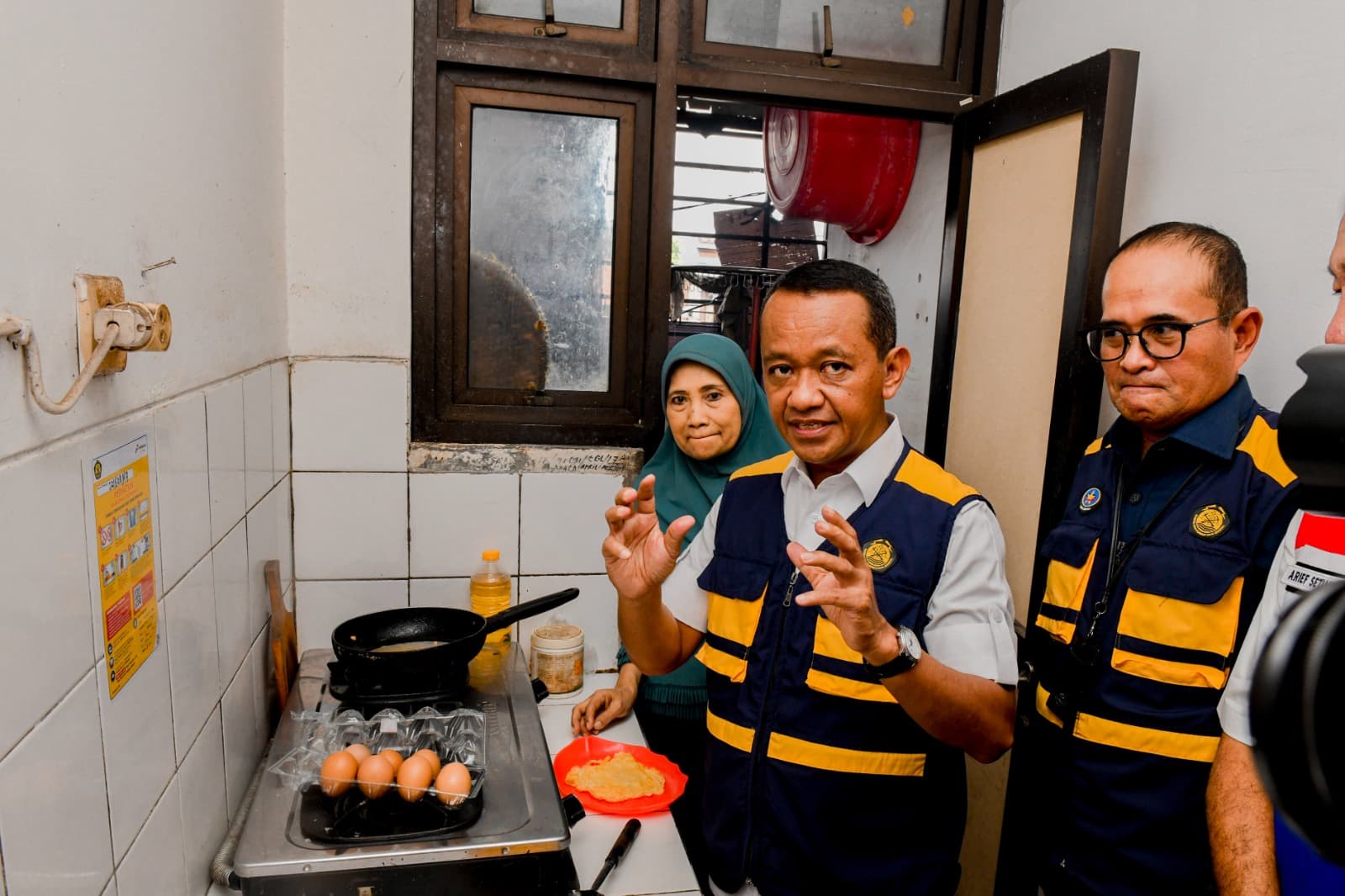 Goreng Telur Pakai Jargas, Menteri Bahlil Ungkap Strategi Kurangi LPG