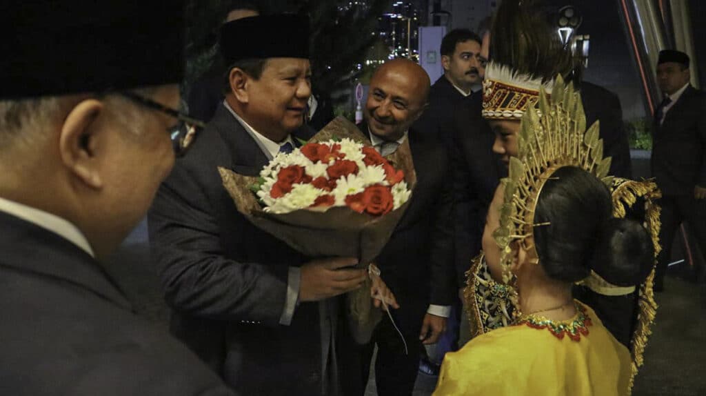 Antusiasme Diaspora dan Mahasiswa Indonesia Sambut Kedatangan Presiden Prabowo di Ankara