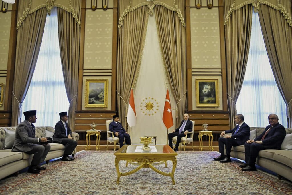 Hangat dan Penuh Persahabatan, Presiden Prabowo Gelar Pertemuan Tête-à-Tête dengan Presiden Erdoğan