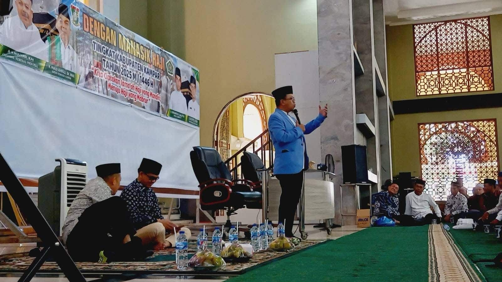 Dr Bunyamin M Yapid saat Bimbingan Manasik di Kampar, Ajak Jemaah Haji Berkolaborasi Petugas: Jaga Nama Baik Daerah dan Negara
