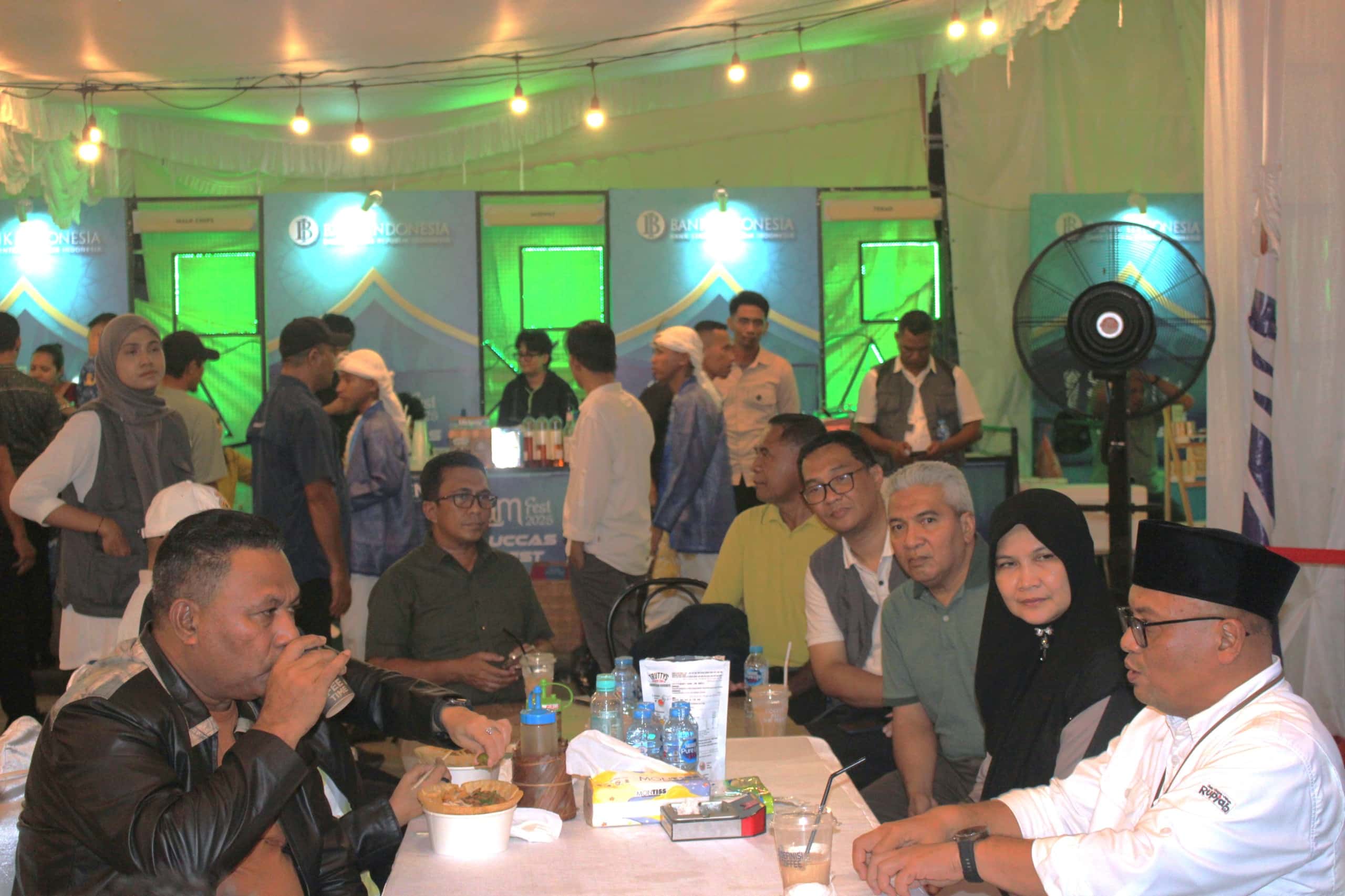 WAGUB DAN ISTRI NIKMATI MAKAN MALAM DI ACARA SALAM FEST x MOLUCCAS DIGIFEST 2025
