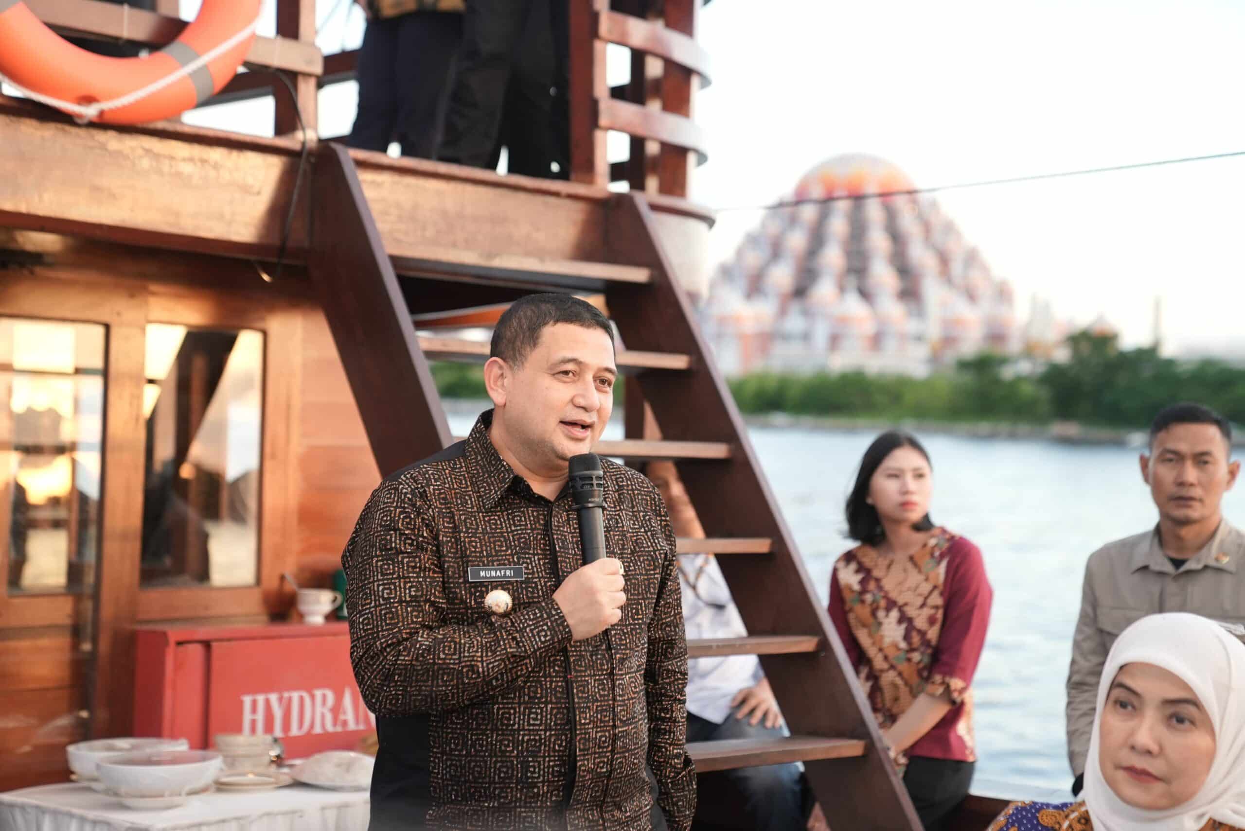 Di Atas Kapal Pinisi Munafri-Aliyah Kompak Menjamu Rombongan Kemenkhumham RI