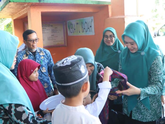 Berkunjung ke Sekolah, Ketua TP PKK Parepare dr Arfiah Semangati Guru dan Siswa Sembari Berterima Kasih