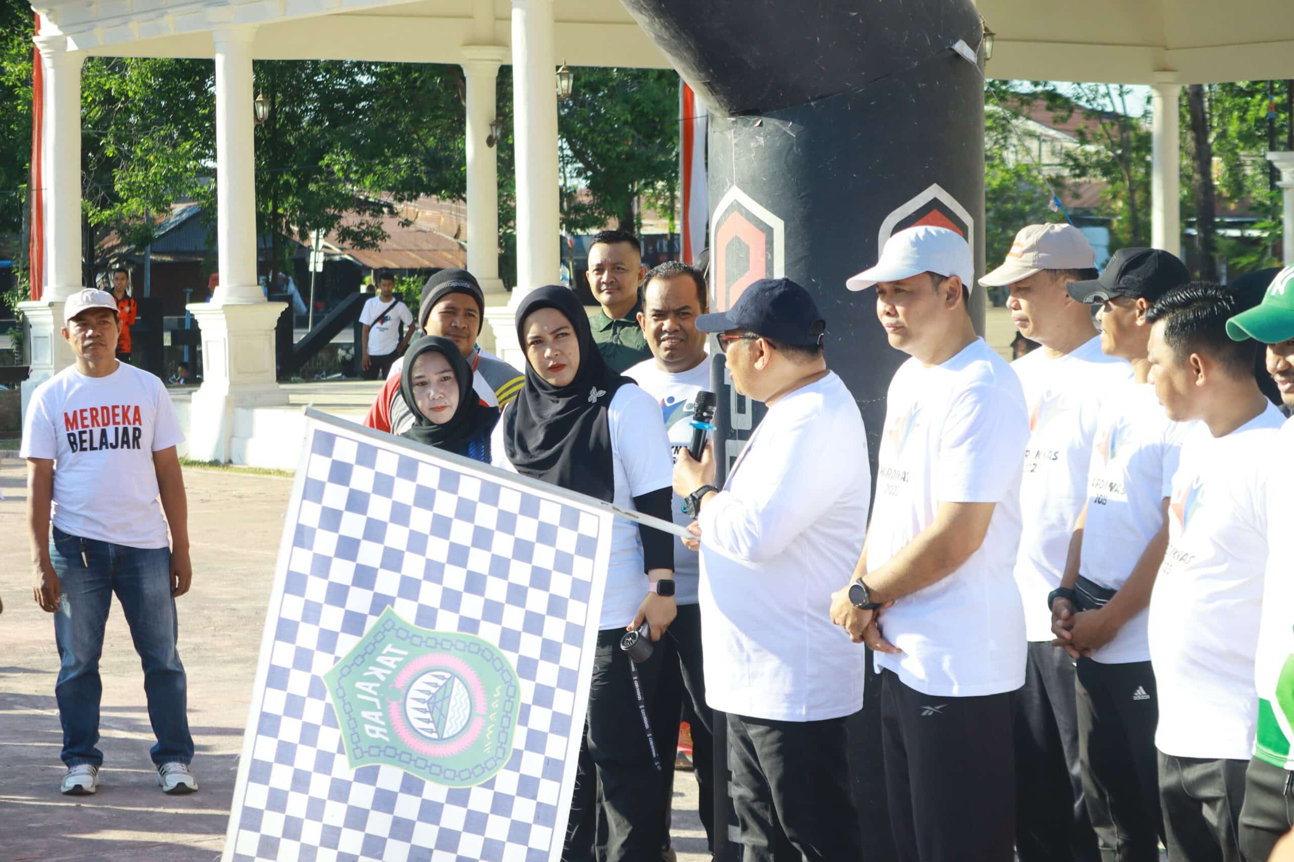 Bupati Takalar Daeng Manye Lepas Peserta Gerak Jalan Santai Pada Peringatan Hardiknas Tingkat Kab. Takalar