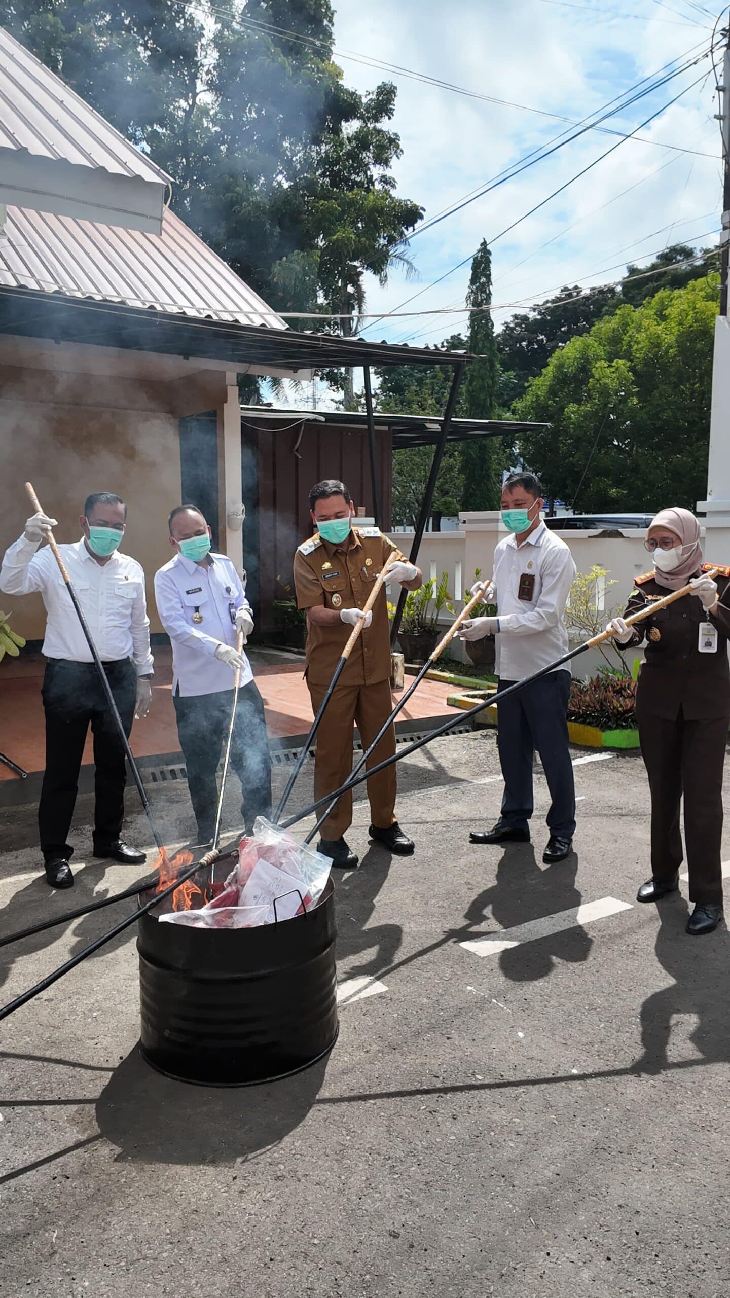 Wakil Bupati Bersama Kajari Takalar Musnahkan Barang Bukti Narkoba dan Barang Bukti Lainnya