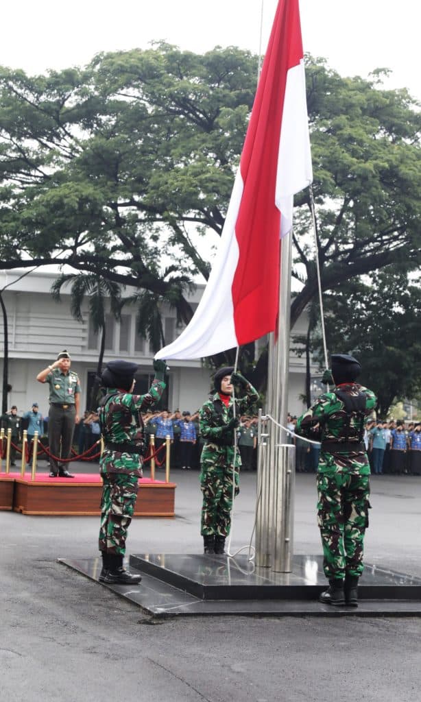 Kabalitbang Kemhan Pimpin Upacara Bendera Bulanan, Sampaikan Amanat Sekjen Tentang Ketangguhan Perempuan Indonesia