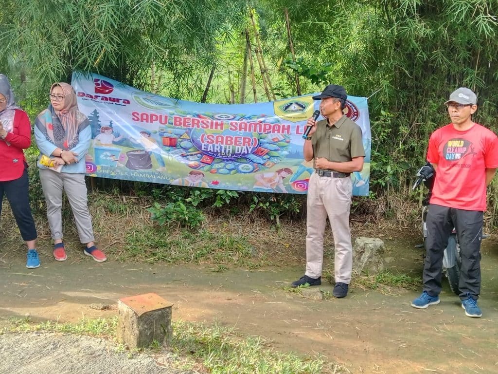 Puslola Kawasan Bainstrahan Kemhan dan Warga Hambalang Gelar Aksi SABER Sampah Liar