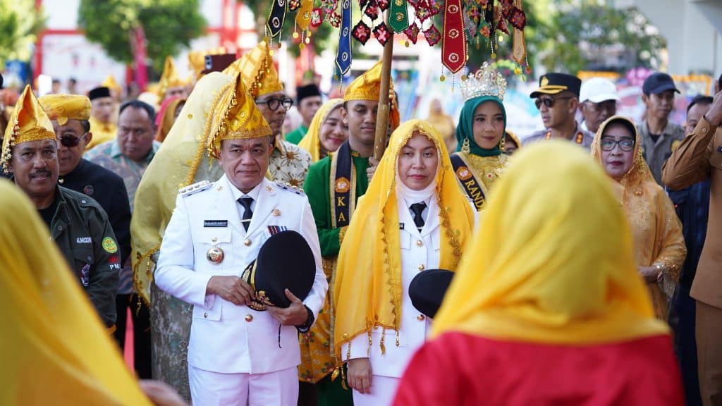 WALI KOTA DAN WAKIL WALI KOTA PALU DISAMBUT DENGAN PROSESI ADAT