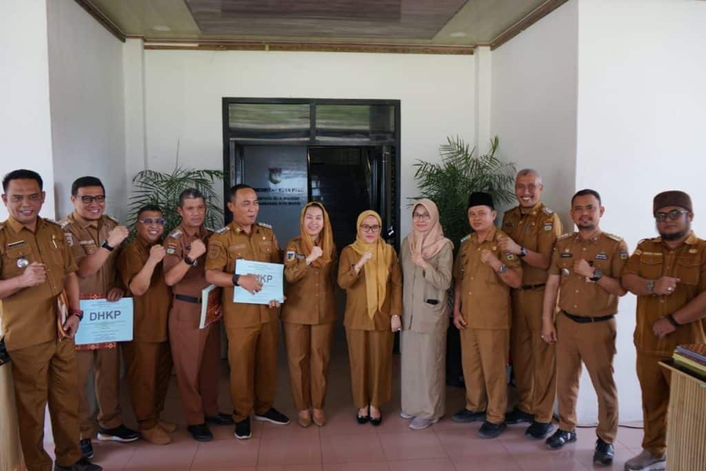 WAKIL WALI KOTA PALU MENYERAHKAN DHKP DAN SPPT PBB-P2 KEPADA PARA CAMAT SE-KOTA PALU