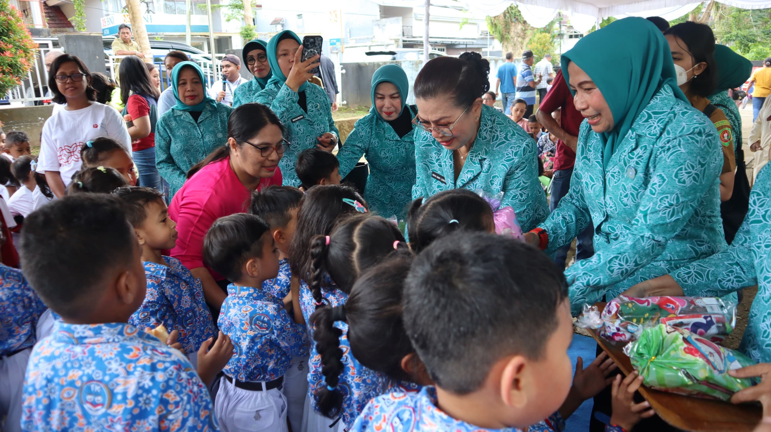 KUNJUNGI PAUD KASIH IBU, MAYA HARAP ANAK-ANAK MALUKU TUMBUH PINTAR DAN SEHAT
