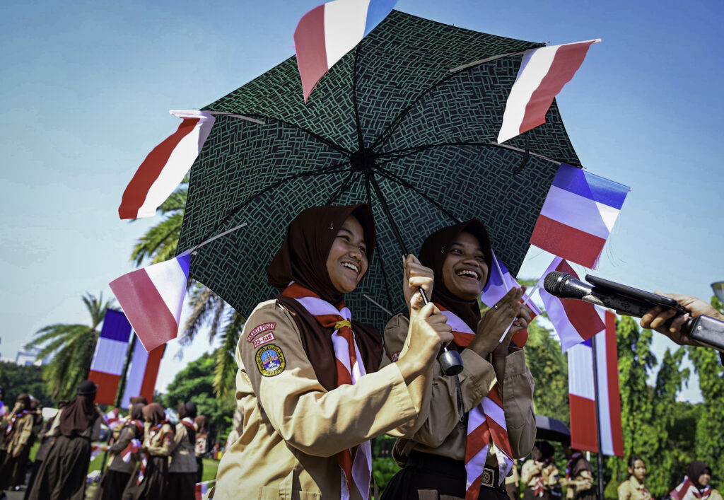 Bendera Berkibar Senyum Terkembang, Antusiasme Siswa Sambut Kunjungan Kenegaraan Presiden Prancis – Sekretariat Kabinet Republik Indonesia