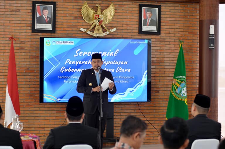 Serahkan SK Pengawas Perumda Tirtanadi Gubernur Sumut Bobby Nasution Minta Optimalkan Layanan Serahkan SK Pengawas Perumda Tirtanadi Gubernur Sumut Bobby Nasution Minta Optimalkan Layanan