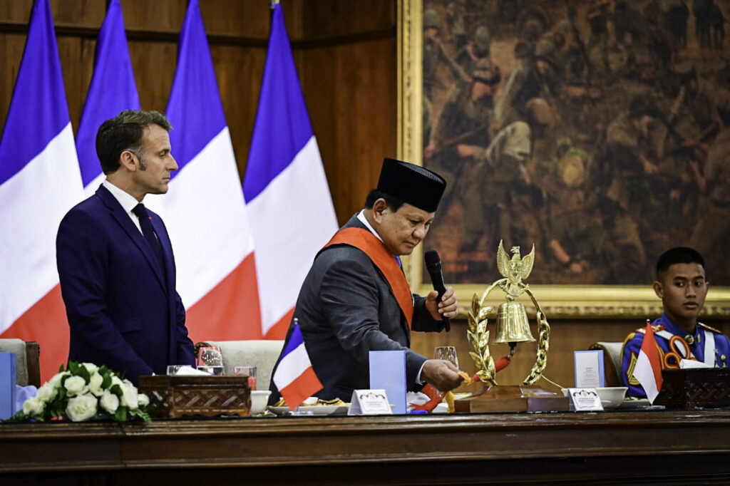 Hangat dan Bersahaja, Presiden Prabowo dan Presiden Macron Makan Siang Bersama Taruna Akmil
