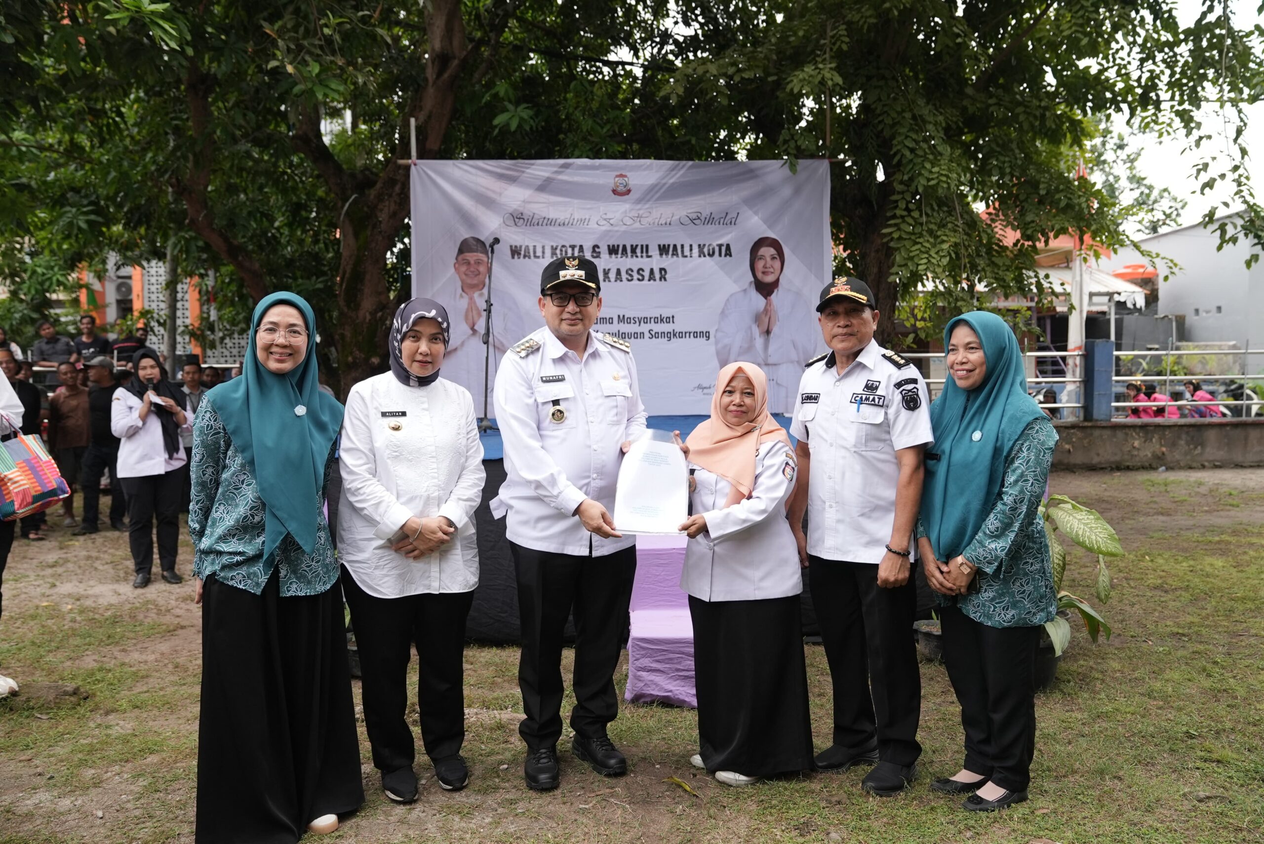 Tinjau Pengelolaan Sampah dan Akses Listrik di Tiga Pulau, Sang MULIA Munafri – Aliyah Juga Jemput Aspira Warga