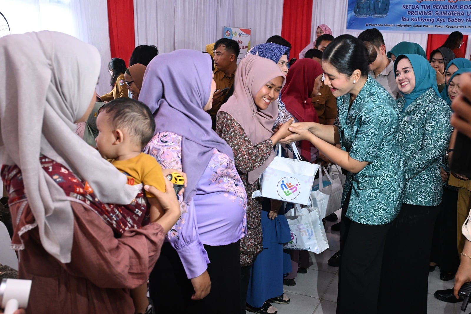 Puncak Pekan Imunisasi Dunia, Kahiyang Ayu Sapa Warga dan Posyandu di 33 Kabupaten/Kota