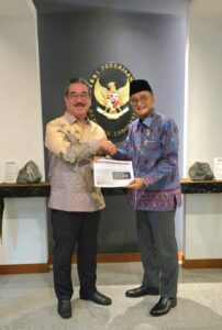 GUBERNUR MALUKU SERAHKAN USULAN PROGRAM PEMBANGUNAN INFRASTRUKTUR JALAN DAN JEMBATAN KEPADA MENTERI PU GUBERNUR MALUKU SERAHKAN USULAN PROGRAM PEMBANGUNAN INFRASTRUKTUR JALAN DAN JEMBATAN KEPADA MENTERI PU