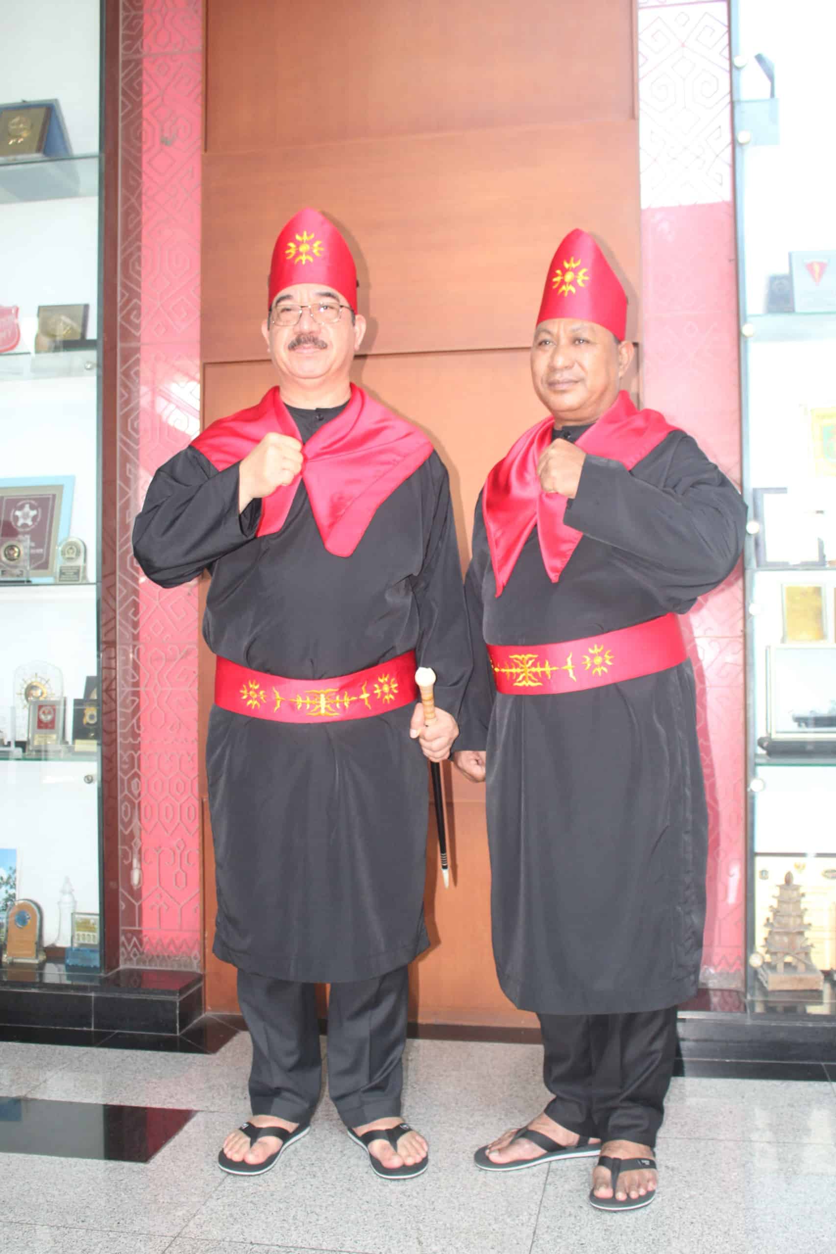 GUBERNUR & WAGUB MALUKU DIKUKUHKAN GELAR ADAT