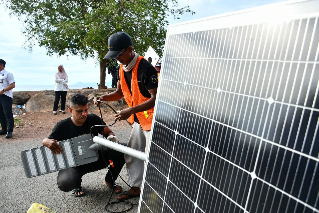 Pemko Banda Aceh Pasang 27 Lampu Tenaga Surya di Kawasan Wisata Ulee Lheue
