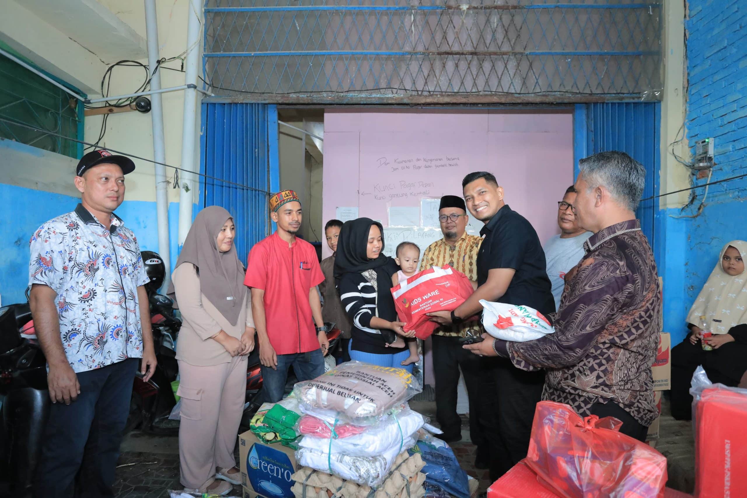 Bang Afdhal Serahkan Bantuan Masa Panik untuk Korban Kebakaran Gampong Mulia