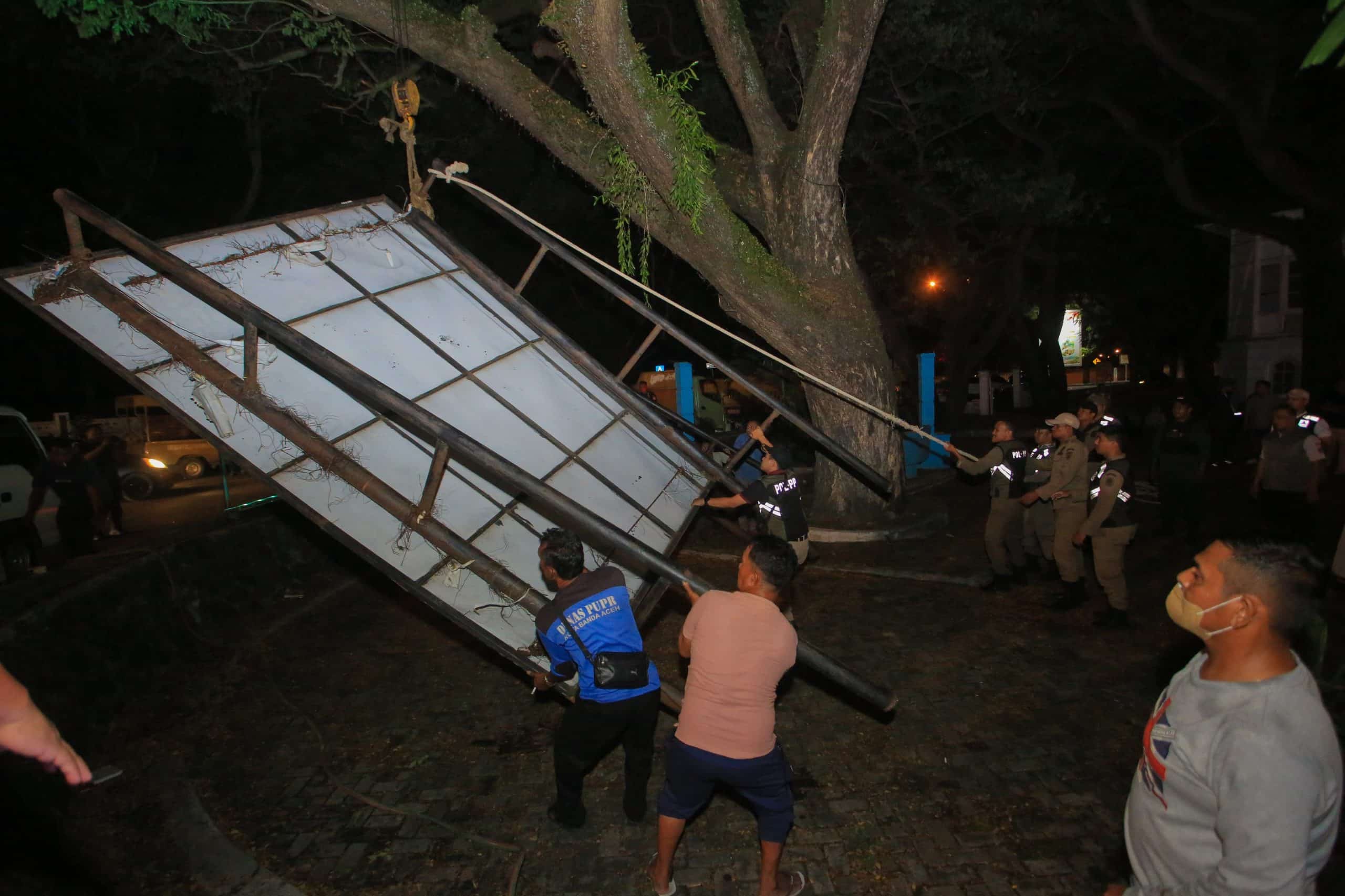 Pemko Banda Aceh Tertibkan Baliho Ilegal di Pusat Kota
