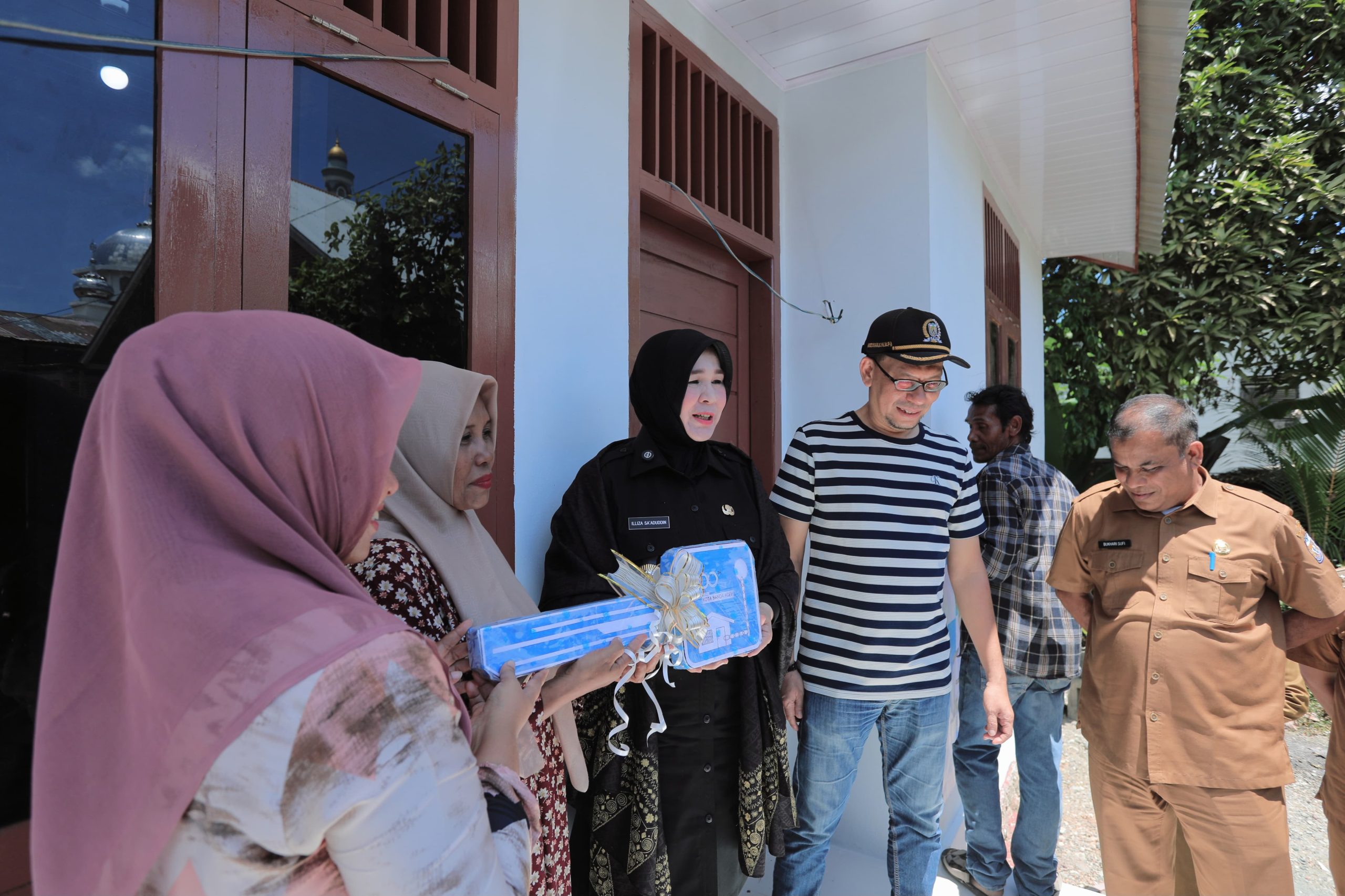 Illiza Serahkan Bantuan Rumah Layak Huni untuk Warga Ilie