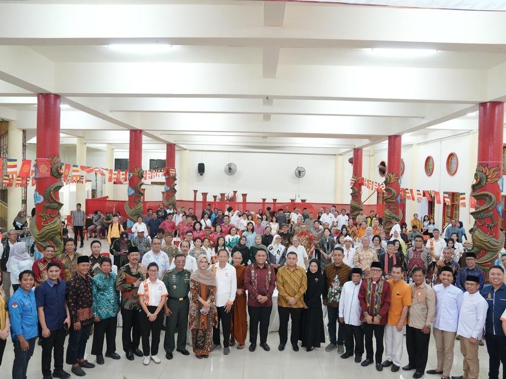 Pemprov Sulsel Puji Peran Umat Buddha dalam Bangun Karakter Bangsa di Perayaan Waisak Pemprov Sulsel Puji Peran Umat Buddha dalam Bangun Karakter Bangsa di Perayaan Waisak