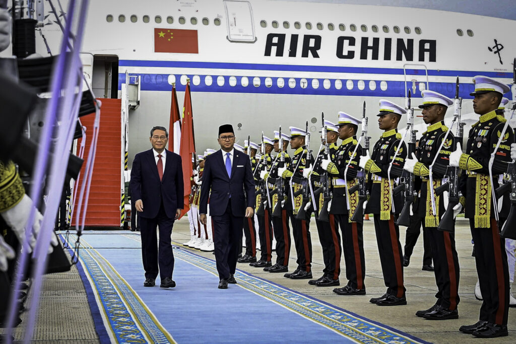 Premier Li Qiang Tiba di Tanah Air, Tandai Kunjungan Resmi Tiga Hari ke Indonesia