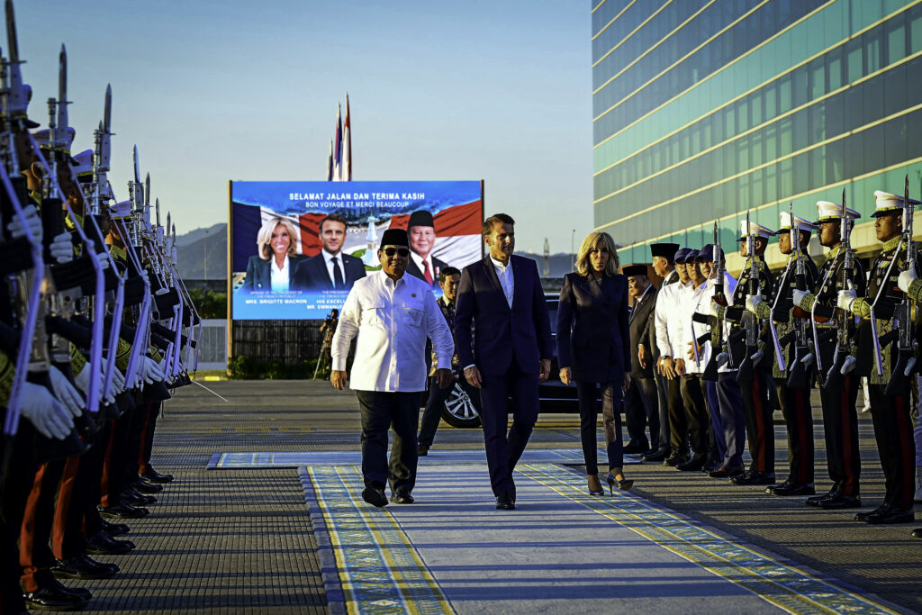 Presiden Prabowo Subianto Antar Langsung Keberangkatan Presiden Macron ke Singapura