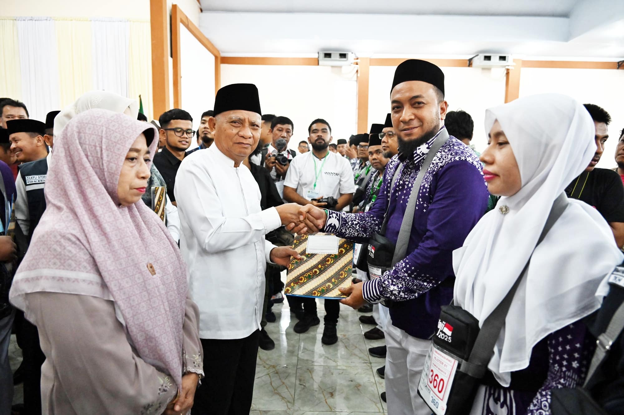 Wagub Surya Bersama Wamenag Lepas Keberangkatan Calon Jemaah Haji Kloter I asal Padangsidimpuan