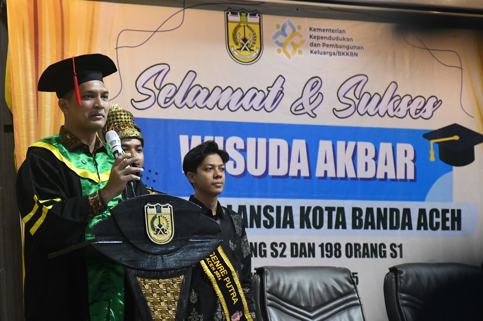 Ratusan Lansia Rayakan Wisuda Sekolah Lansia Perdana