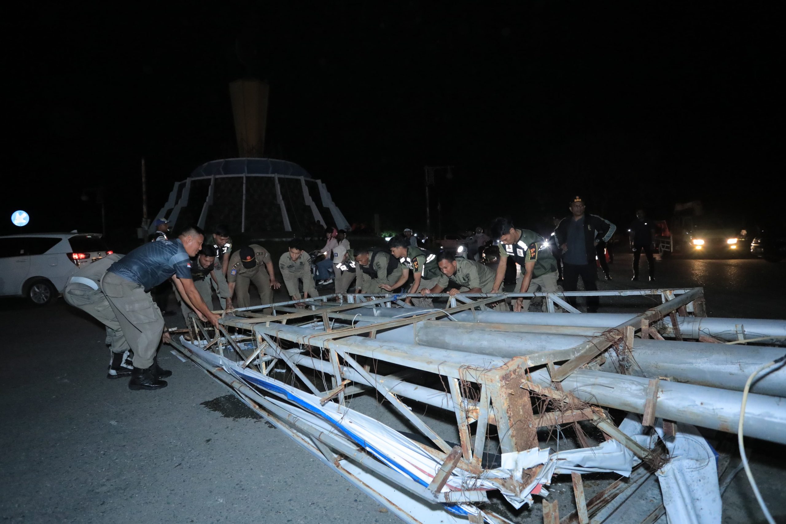 Lagi! Wali Kota Illiza Pimpin Aksi Bongkar Baliho Tak Berizin